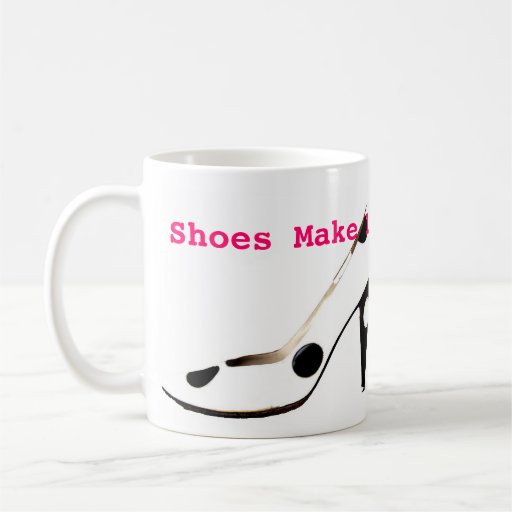 La alta moda femenina calza la taza de café