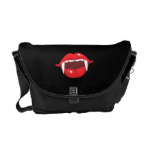 La boca del vampiro con los labios rojos y los col bolsa de mensajería