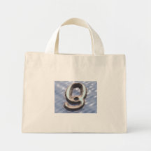 La bolsa de asas de la isla "Q" de la fuente