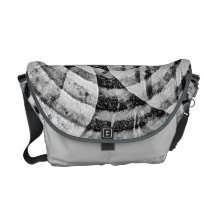 La bolsa de mensajero gris de la foto del montaje  bolsa messenger