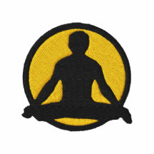 La camiseta bordada de los hombres de la yoga
