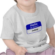 La camiseta conocida del bebé de la etiqueta en az