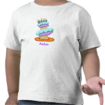 La camiseta del niño apilado de la magdalena