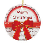 La cinta roja de las Felices Navidad observa el or adornos
