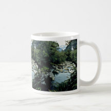 La corriente de la montaña, parque nacional de Fio Taza De Café