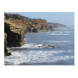 La costa costa del océano agita el agua postal