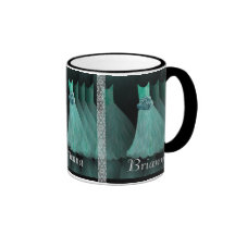 La dama de honor rosada viste la taza del boda