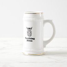 La dentición muerde la camiseta del bebé tazas de café