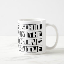 La escuela del graduado sobrevive tazas de café