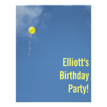 La fiesta de cumpleaños amarilla del cielo azul de invitaciones