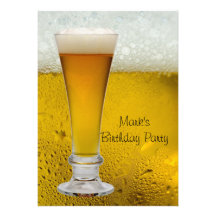 La fiesta de cumpleaños sirve la cerveza para homb anuncio