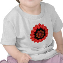 La flor roja inspiró la mandala camiseta