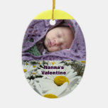 La foto del bebé adorna a las tarjetas del día de  ornamente de reyes