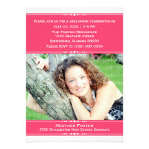 La graduación elegante rosada de la foto invita anuncios personalizados