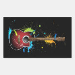 La guitarra acústica con la pintura salpica a los 