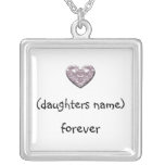 La hija de la madre ama para siempre el collar det