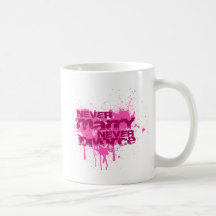 La línea nerviosa de la ropa de la diversión nunca tazas de café