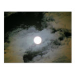La Luna Llena se nubla la postal de la fotografía 