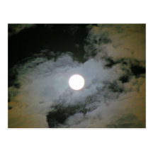La Luna Llena se nubla la postal de la fotografía 