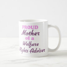 La madre orgullosa de un bienestar endereza al con tazas de café