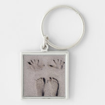 La mano y los pies imprime en arena de la playa de llaveros personalizados