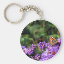La mariposa en púrpura florece llavero