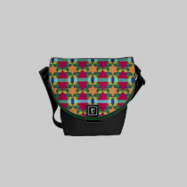 La mini bolsa de mensajero de los modelos geométri bolsas messenger