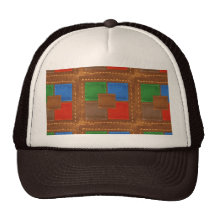 La mirada de cuero elegante del artesano ajusta el gorro