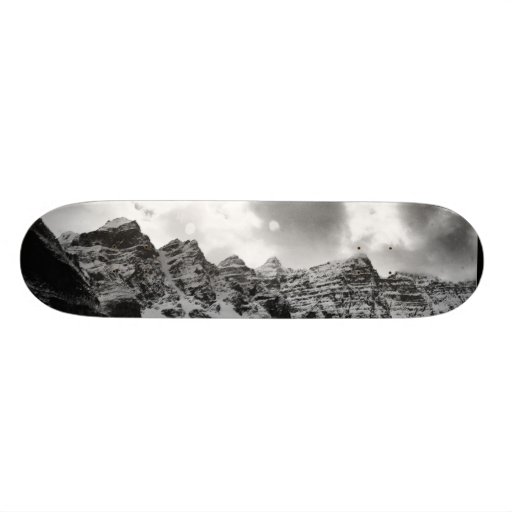 La montaña remata (negro y el blanco) tablas de patinar