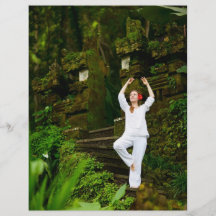 La mujer joven practica yoga tarjeton