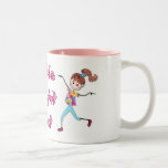 La noche del chica hacia fuera asalta taza de café
