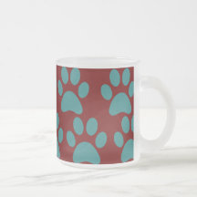 La pata linda del perro de perrito imprime el azul taza de café
