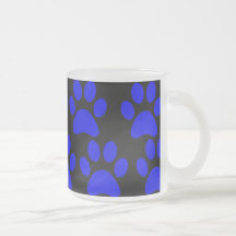 La pata linda del perro de perrito imprime negro a taza