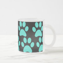 La pata linda del perro de perrito imprime negro a taza