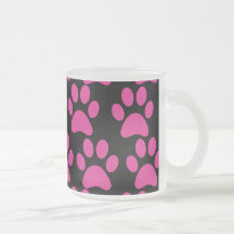 La pata linda del perro de perrito imprime negro d tazas de café