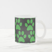 La pata linda del perro de perrito imprime negro v tazas