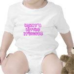 La pequeña princesa de la mamá traje de bebé