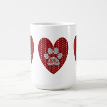La plata roja del corazón de la pata de la taza se