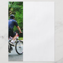 La policía monta en bicicleta a la patrulla tarjetones
