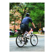 La policía monta en bicicleta a la patrulla comunicados personales 