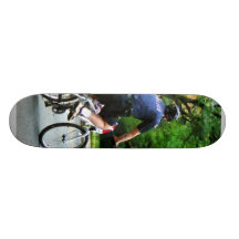 La policía monta en bicicleta a la patrulla tablas de patinar
