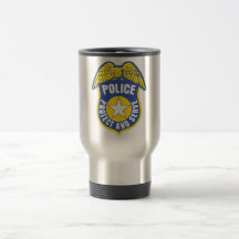 La policía protege y sirve la insignia taza
