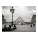 La postal de cristal de la pirámide del Louvre