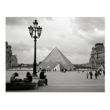 La postal de cristal de la pirámide del Louvre