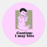 La precaución I puede morder la camiseta del bebé Pegatinas Redondas