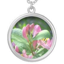 La primavera pica el collar