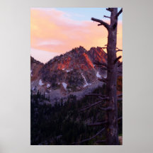 La puesta del sol enciende para arriba una montaña poster