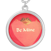 ¿La rana del sapo que lleva a cabo un corazón que  Collar Personalizado