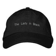 La señora en negro gorro bordado