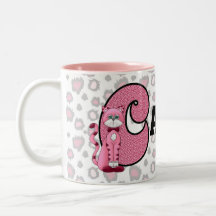 La taza "C" del niño con monograma del gato rosado